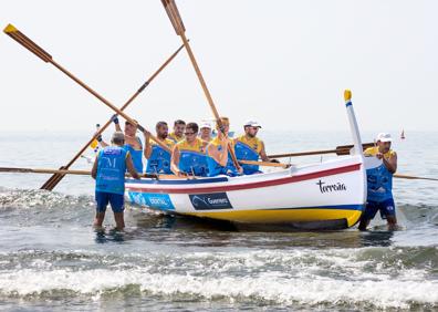 Imagen secundaria 1 - Idílica jornada de regatas en El Palo con la Liga de Jábegas