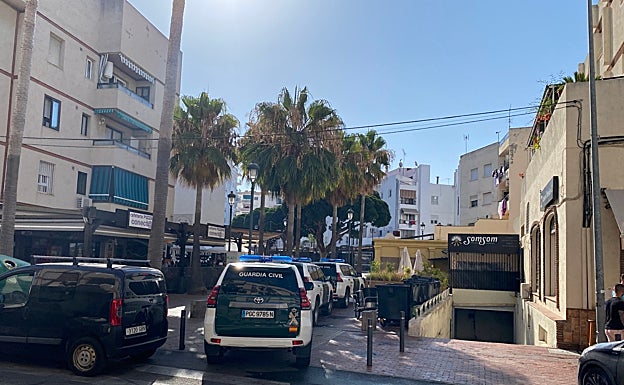 Imagen principal - Vehículos de la Guardia Civil, este miércoles durante el operativo desplegado en Nerja. 