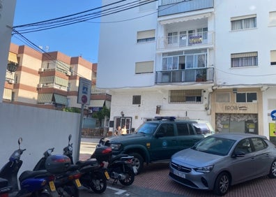 Imagen secundaria 1 - Vehículos de la Guardia Civil, este miércoles durante el operativo desplegado en Nerja. 