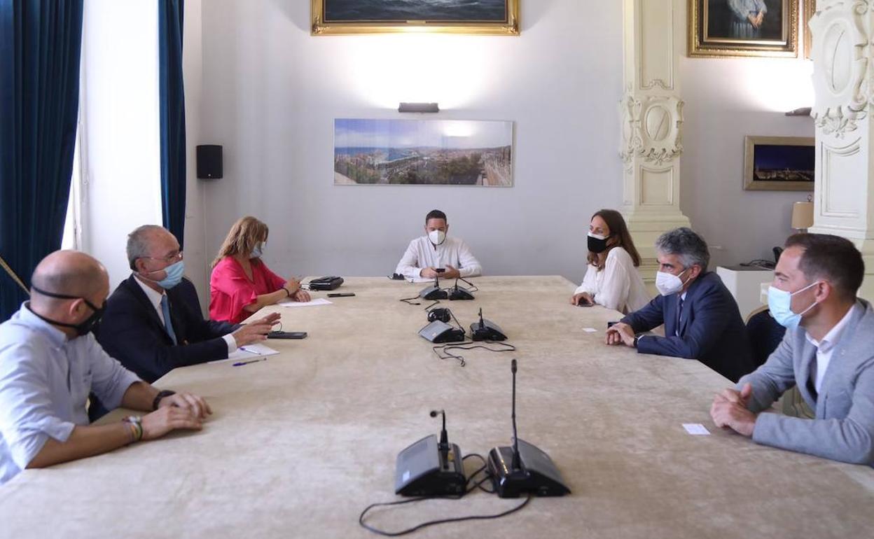 Encuentro del alcalde con responsables de la universidad vasca de Mondragón. 