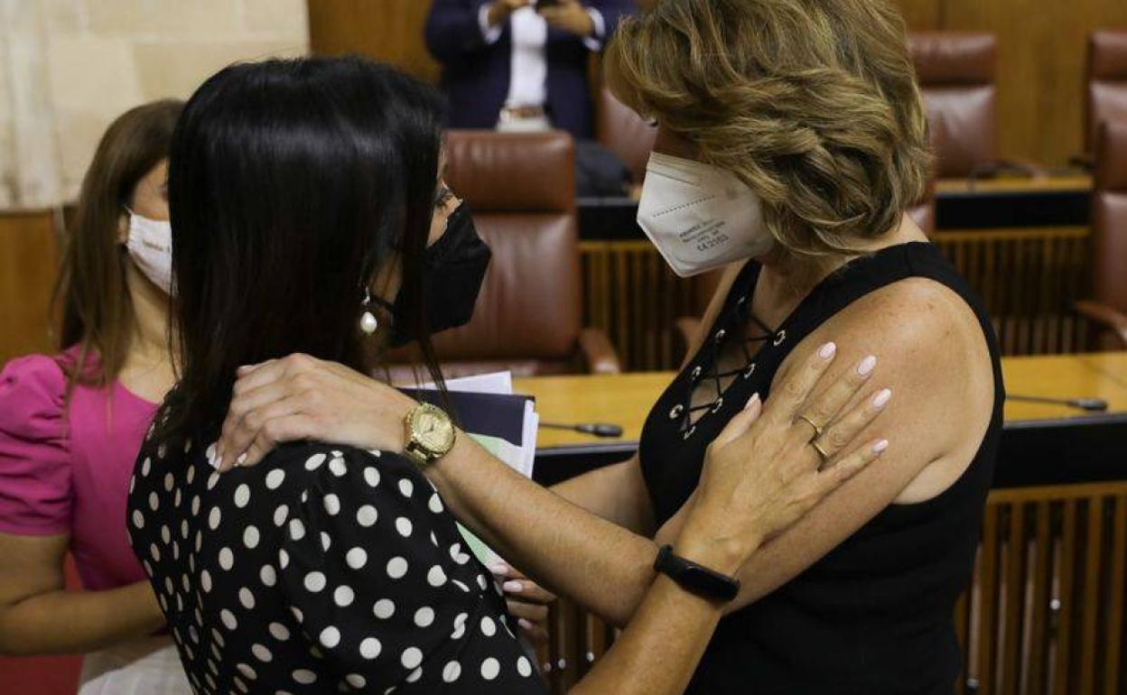 Susana Díaz se despide de la presidenta del Parlamento, Marta Bosquet. 