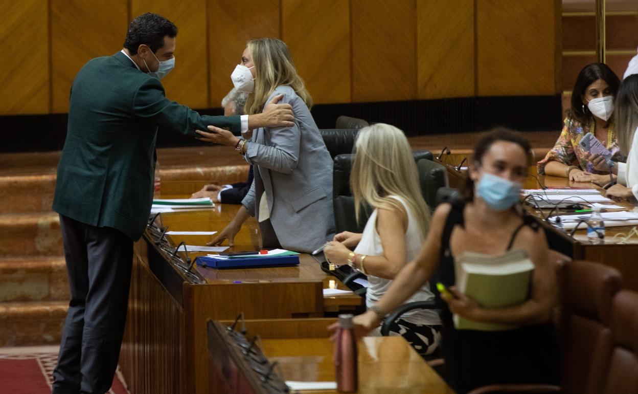 Juanma Moreno felicita a la consejera de Ordenación del Territorio, Marifrán Carazo (d), tras la aprobación de la LISTA. 