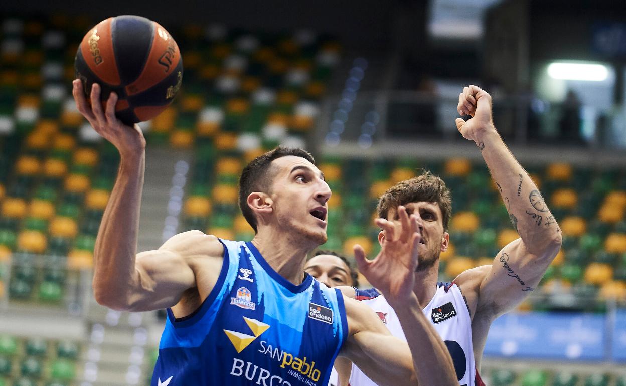 Dejan Kravic, durante un partido entre el Burgos y el Baskonia. 