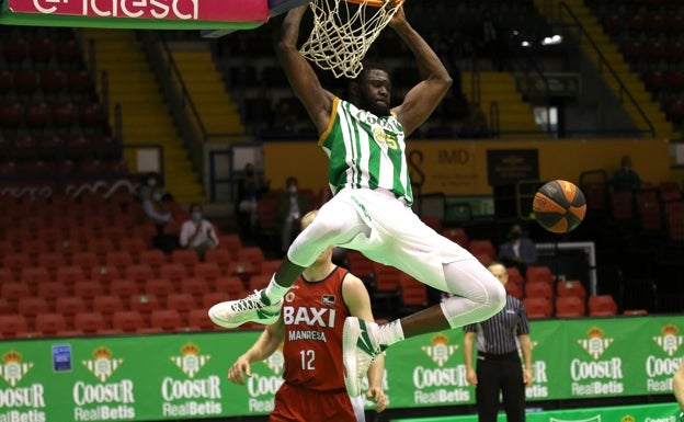 Ndoye machaca en un partido con el Betis ante el Manresa. 