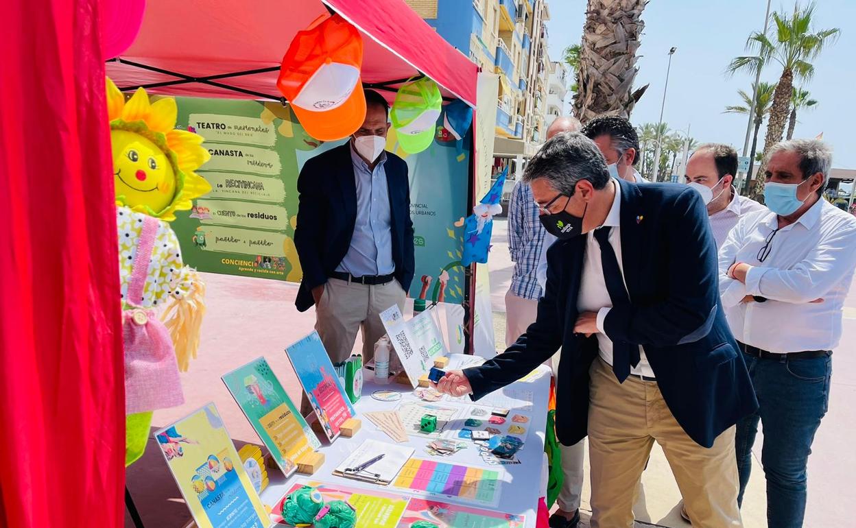 El alcalde rinconero y presidente de la Diputación, este jueves en la visita al expositor de la campaña. 