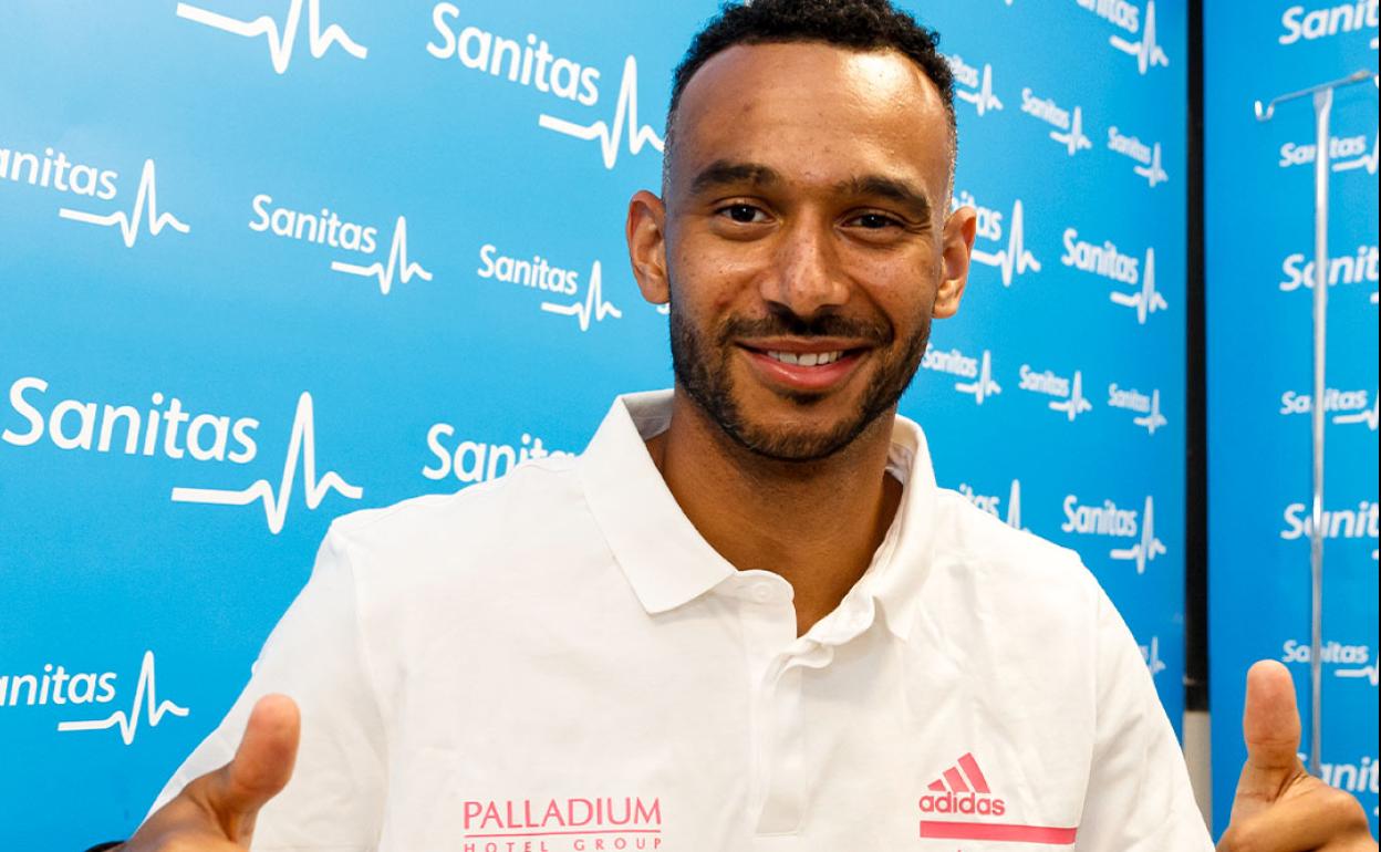 Adam Hanga posa con la camiseta del Real Madrid. 