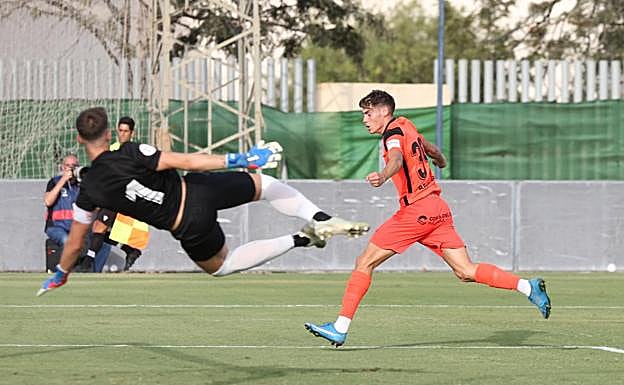 Imagen principal - Secuencia en imágenes del gol de Roberto.