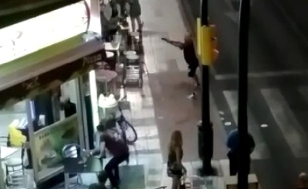 Sucesos Málaga: Un cliente enfadado ataca con un arpón al personal de una pizzería de la zona de calle Mármoles