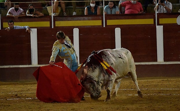 Derechazo del Cordobés al primero de su lote.