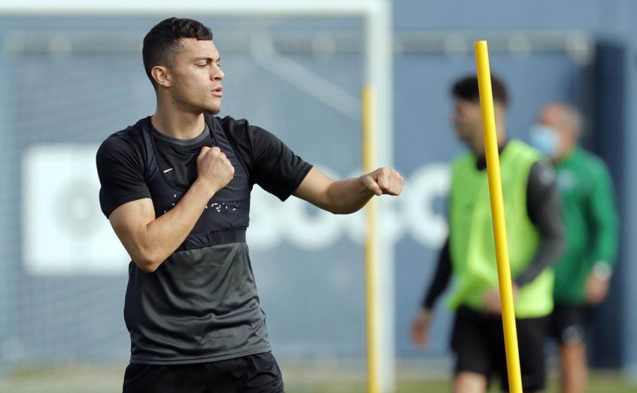 El atacante Yanis Rahmani durante un entrenamiento con el Málaga la temporada pasada.