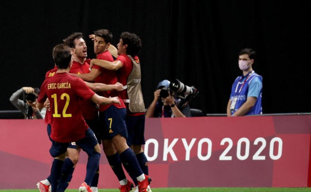 Los jugadores españoles celebran con Oyarzabal el gol de la victoria. 