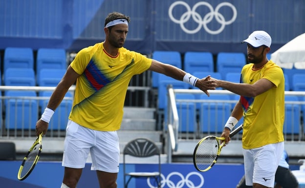 Robert Farah celebra un punto con Juan Sebastián Cabal. 