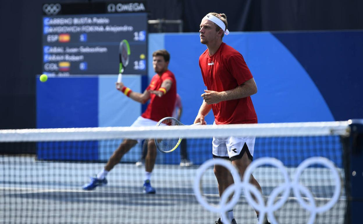 Pablo Carreño trata de devolver un golpe, con Alejandro Davidovich en la red. 