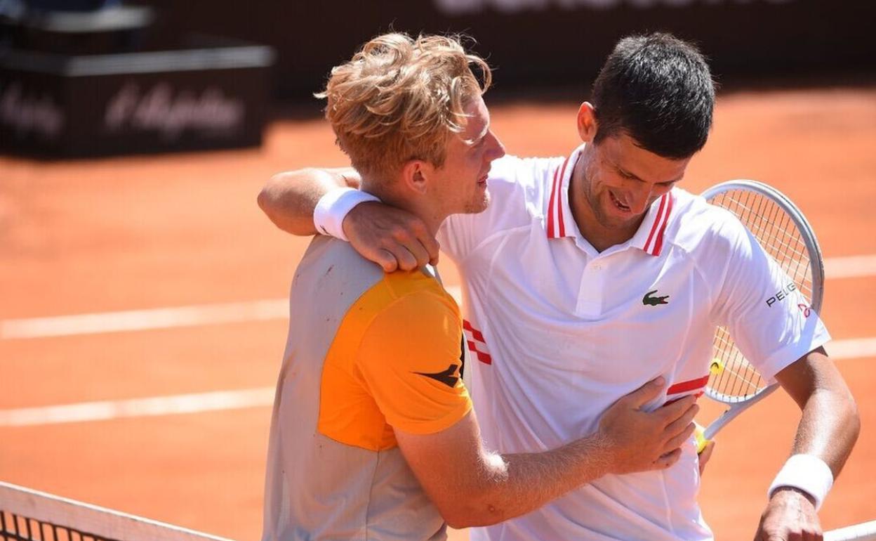 El saludo entre Alejandro Davidovich y Novak Djokovic tras ganar este al malagueño en Roma. 