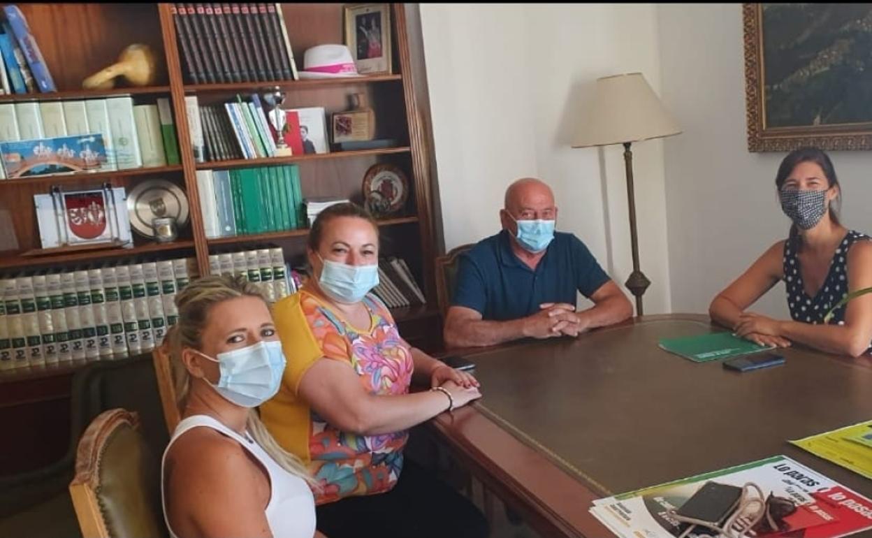 Reunión de trabajo de la delegada de Administración Local con el alcalde de Cómpeta. 