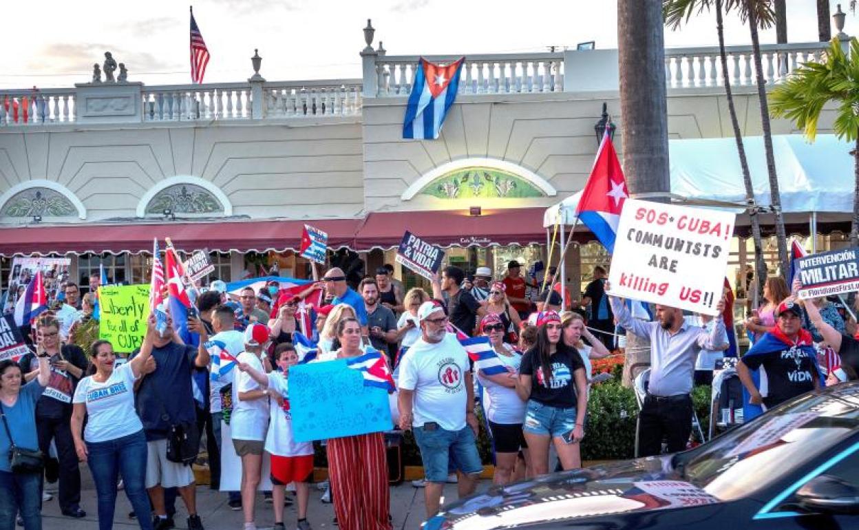 Cubanos en EE UU asisten a una manifestación contra el régimen de Díaz-Canel 