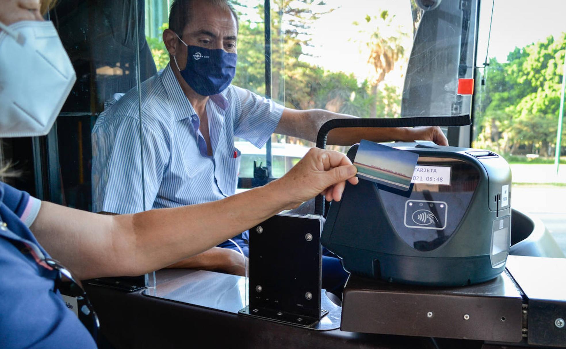 Una usuaria abona el billete en un autobús de la EMT con la nueva tarjeta ilustrada con la obra de Malévich. 