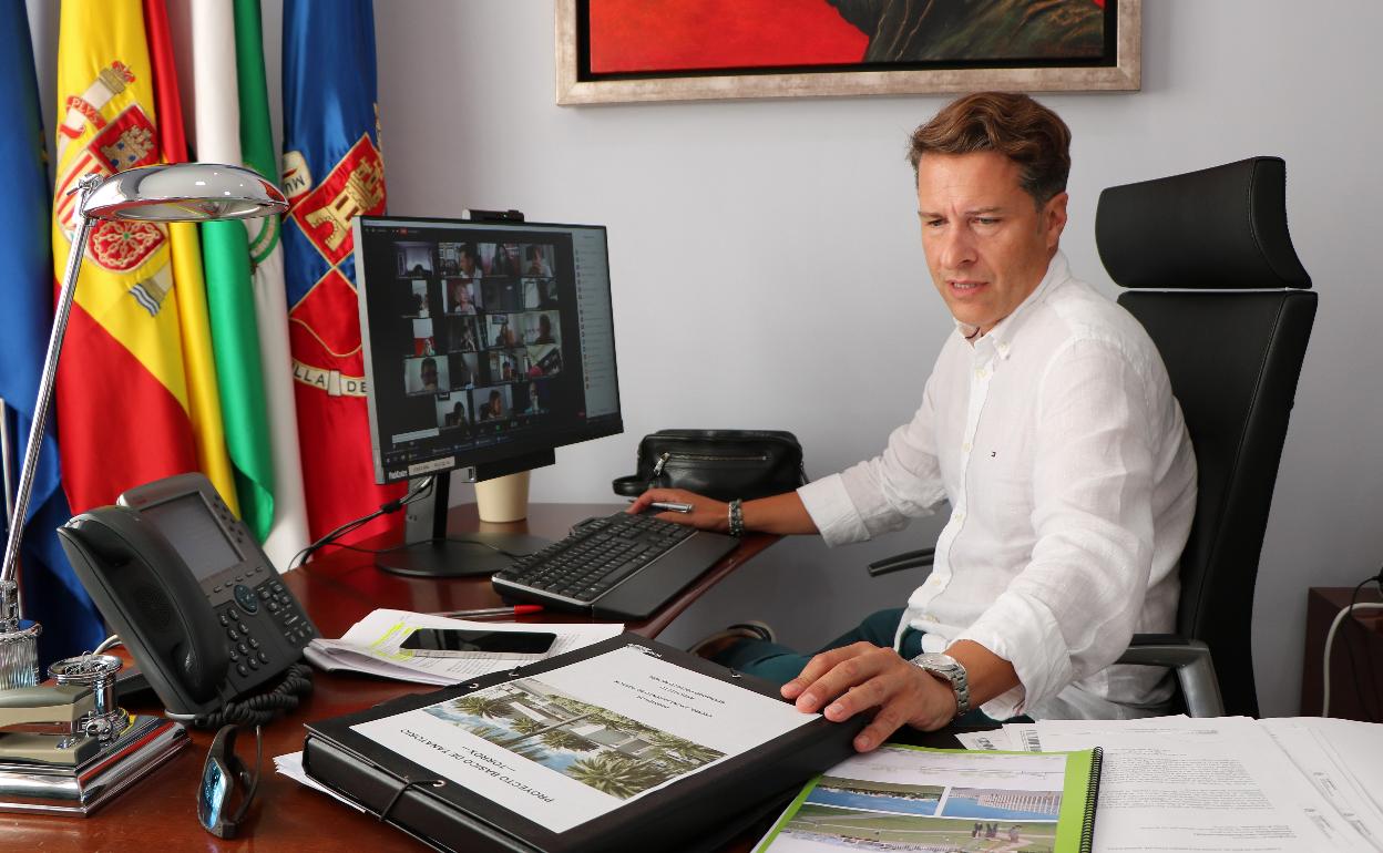 El alcalde, Óscar Medina, durante la sesión plenaria celebrada este lunes por vía telemática en Torrox. 