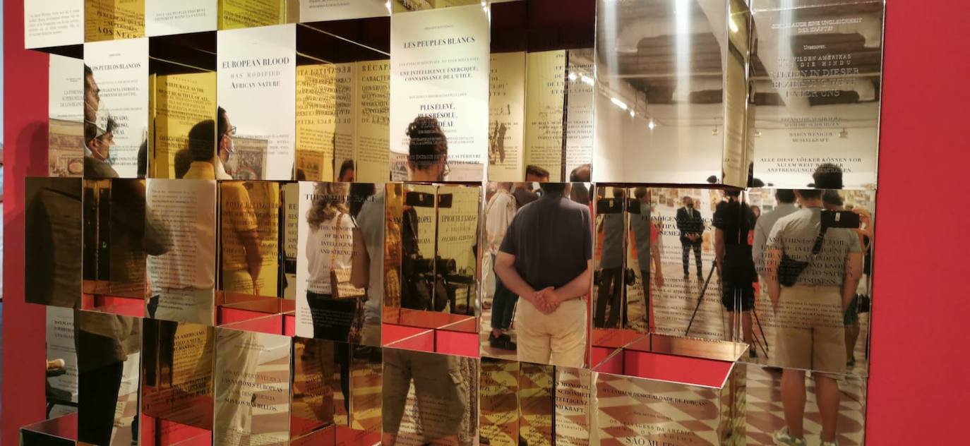 Piezas de la exposición 'Al sur del sur', en La Térmica 