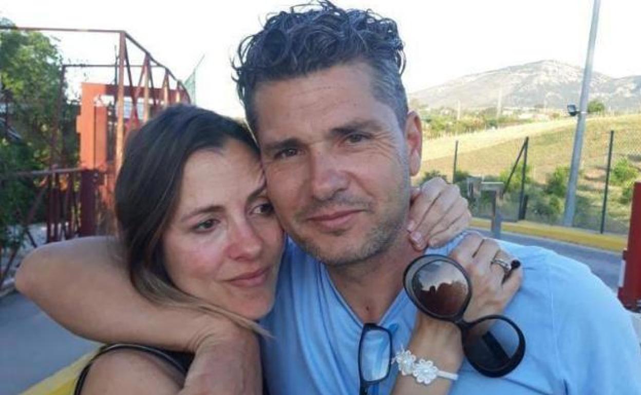 María del Mar recibe a Isidro Lozano a la salida de la prisión de Alhaurín de la Torre, en junio de 2018. 