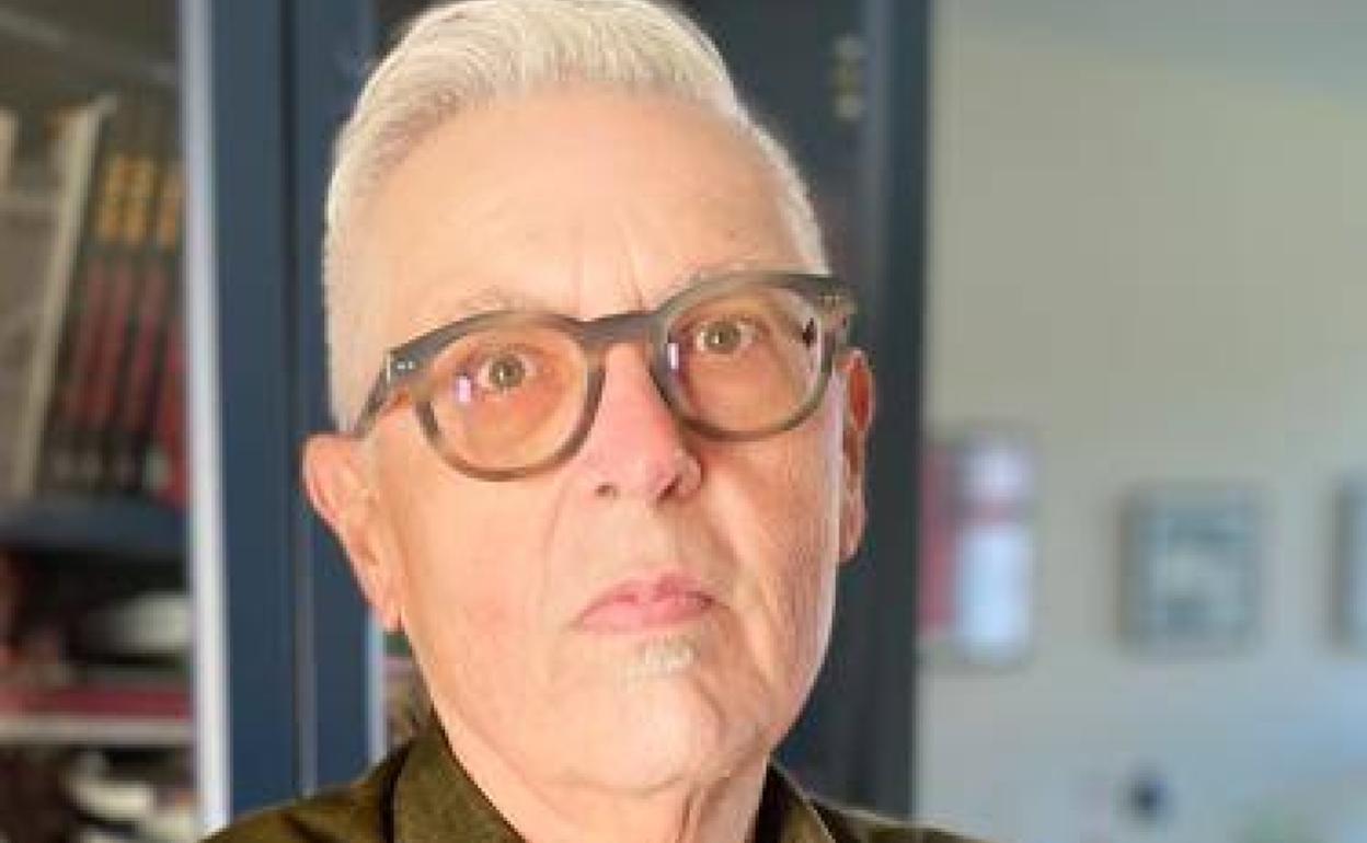Víctor Rodríguez Núñez gana el Premio Alcántara: «La poesía no se vende, pero tampoco se rinde»
