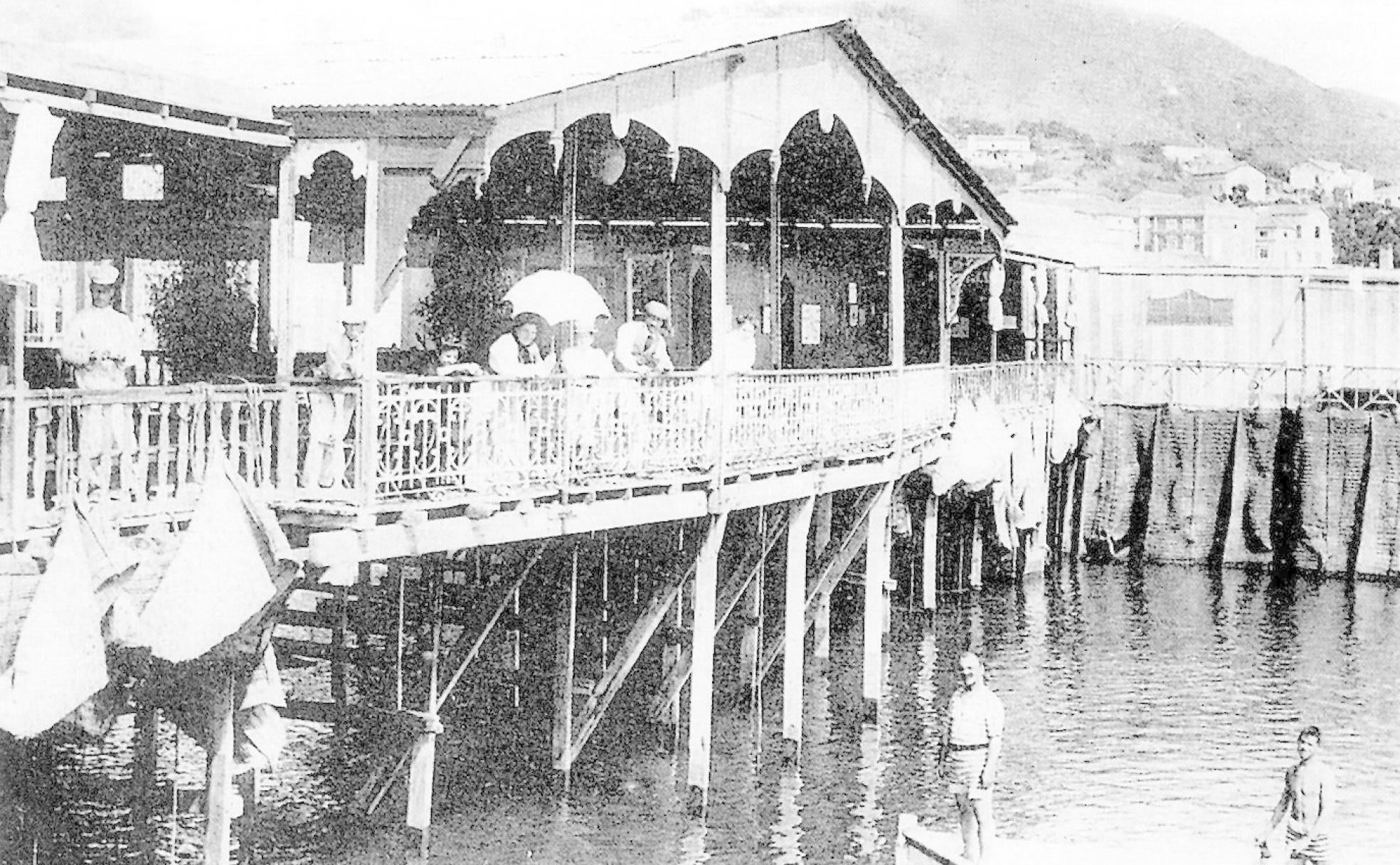a terraza de los Baños de Apolo a principios del siglo XX. 