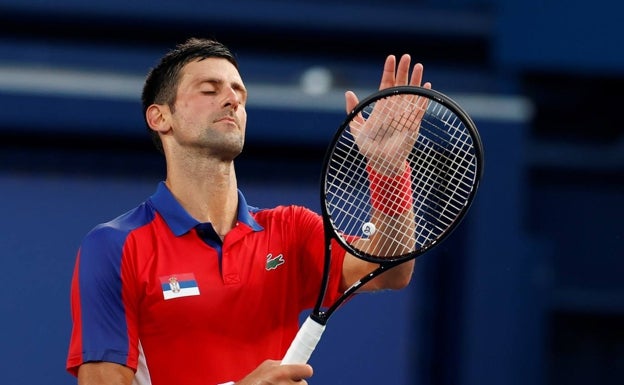 Novak Djokovic aplaude con deportividad con la raqueta un buen punto de Alejandro Davidovich. 