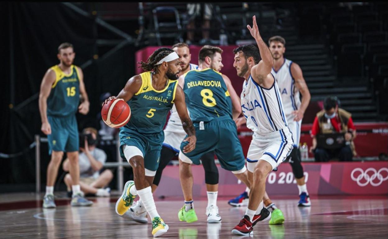 Marco Spissu defiende a Patty Mills en el partido entre Australia e Italia en los Juegos este miércoles.