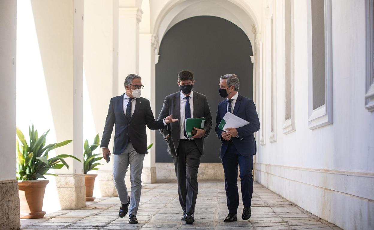 Elías Bendodo, Juan Marín y Juan Bravo, el pasado martes, cuando se presentó el resultado de las auditorías. 