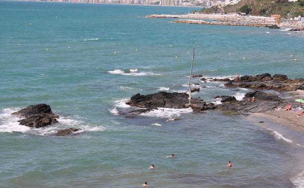 En los extremos de la cala hay una zona abrupta, pero, al mismo tiempo, atractiva. 