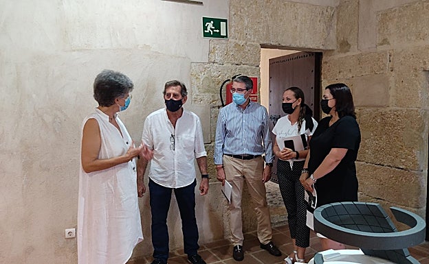 Imagen principal - Tres imágenes de la exposición inaugurada este jueves en Rincón de la Victoria. 