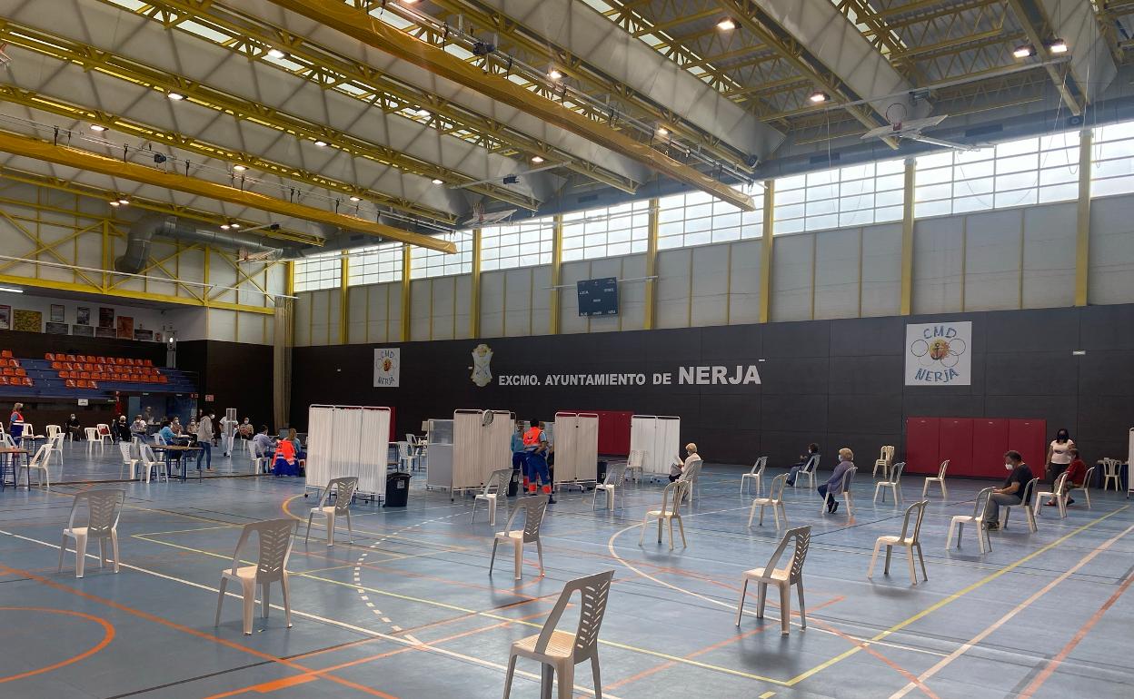 'Vacunódromo' habilitado en el pabellón cubierto de Nerja. 