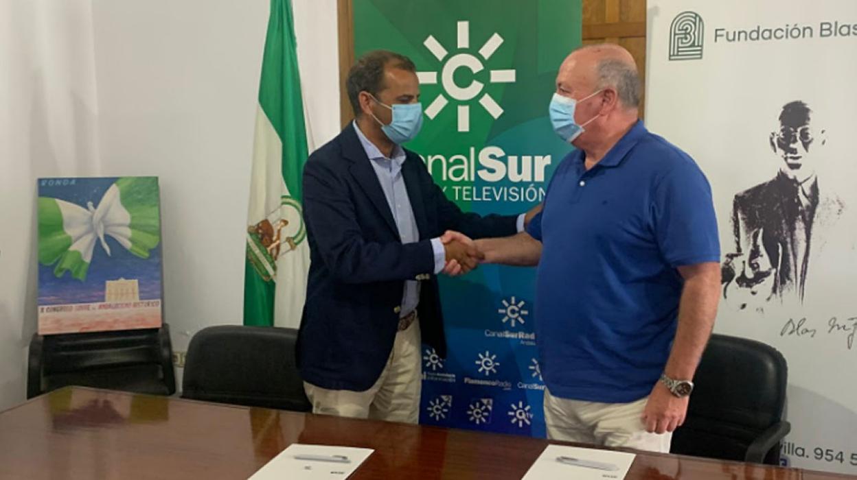 El director de Canal Sur, Juande Mellado, saluda a Javier Delmás Infante tras la firma del convenio. sur