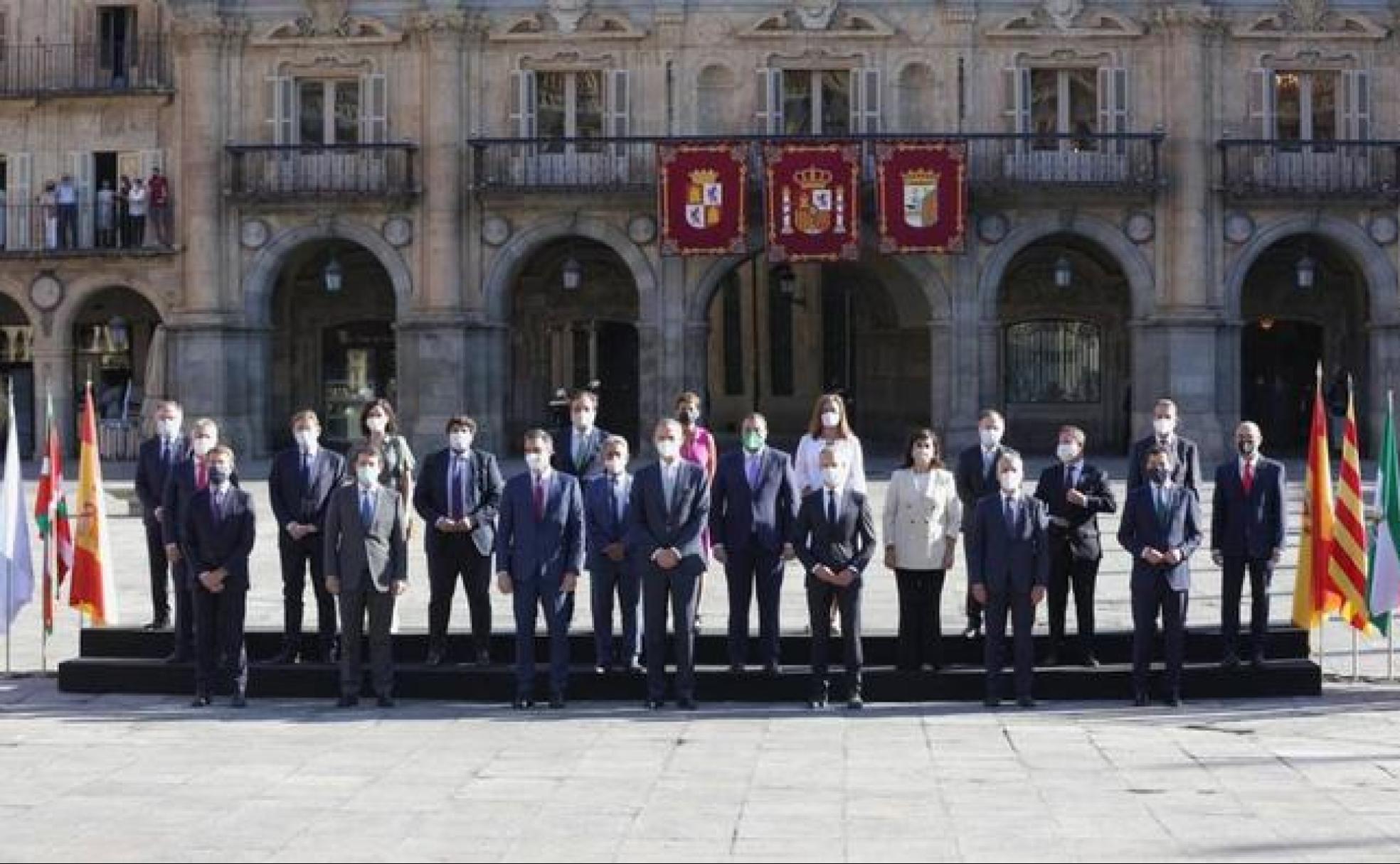Abucheos a Sánchez y aplausos al Rey a su llegada a la Plaza Mayor de Salamanca