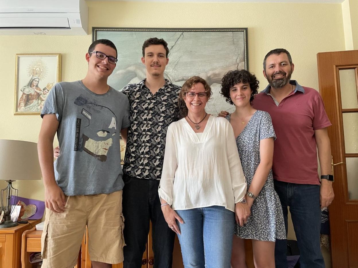 Carlos Rafael Martínez Jiménez, con su familia. sur