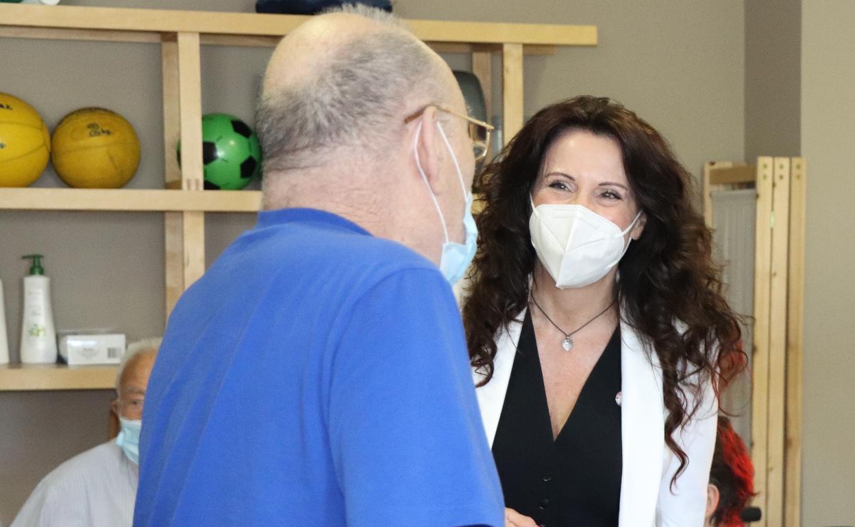 La consejera de Igualdad, Rocío Ruiz, en una visita a un centro de mayores.
