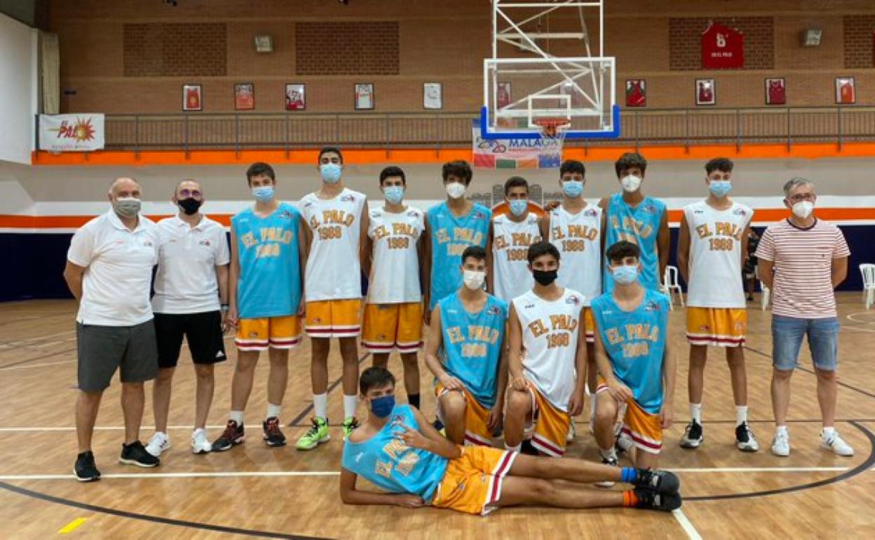 Pablo Laso, Hugo López (a la izquierda) y Moncho Fernández (derecha), junto a jugadores de El Palo. 