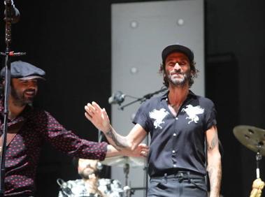 Imagen secundaria 1 - Leiva sorprende en Marenostrum Fuengirola al subirse al escenario con Sidecars