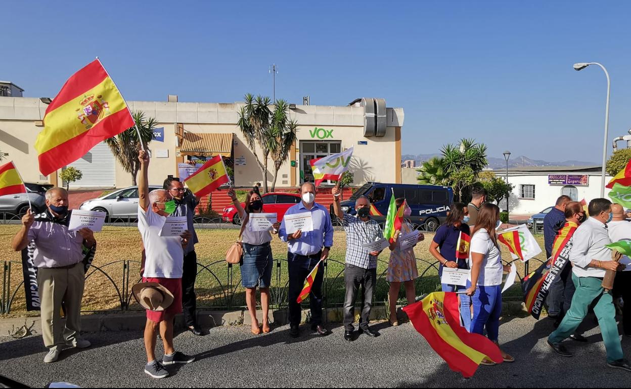 Manifestación de militantes ante la sede provincial de Vox.