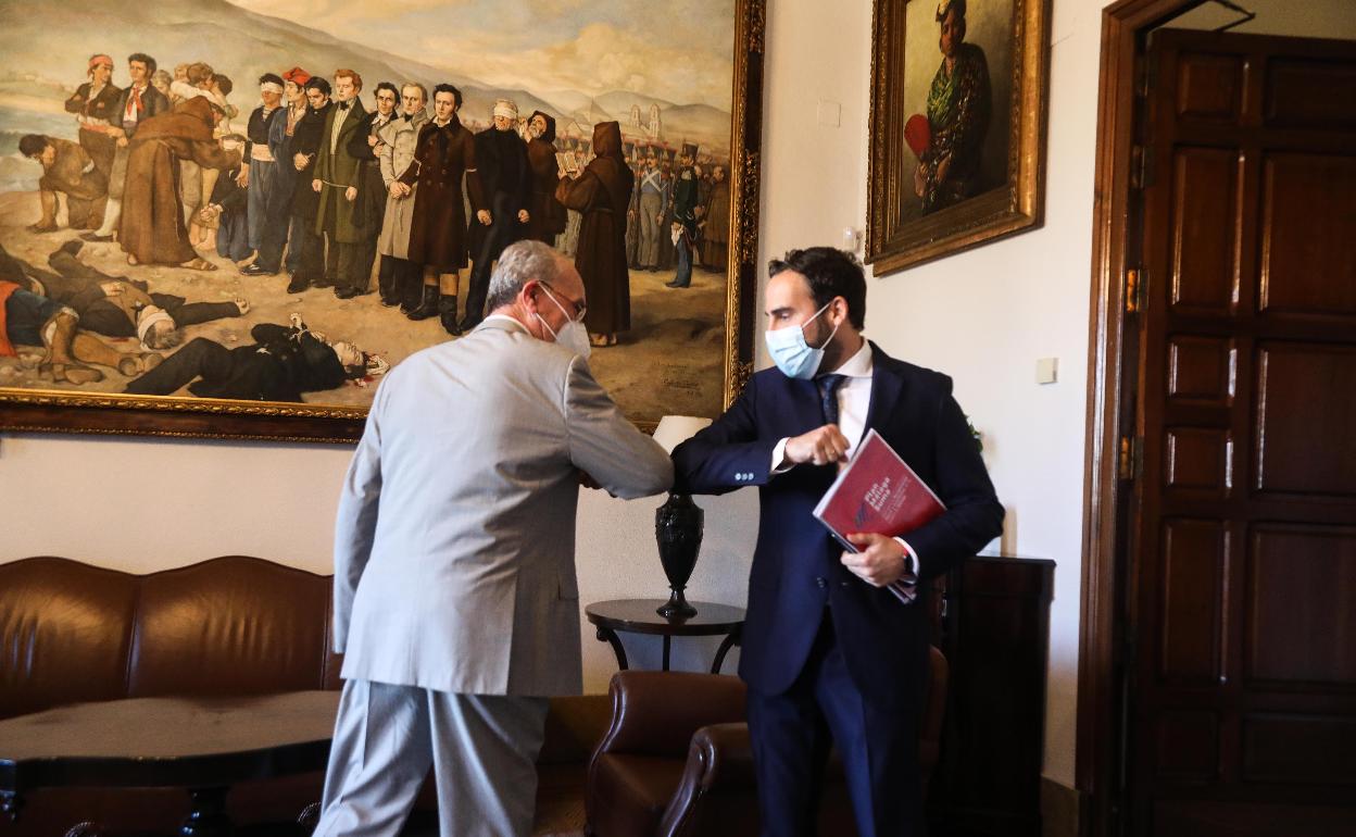 De la Torre y Pérez, en Antealcaldía, antes de una reunión.