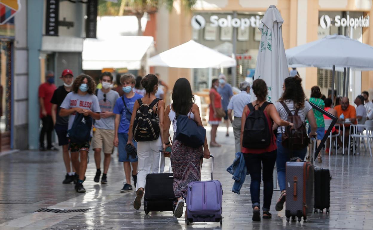 Jóvenes se dirigen a sus alojamientos en el Centro de la capital de la Costa del Sol. 