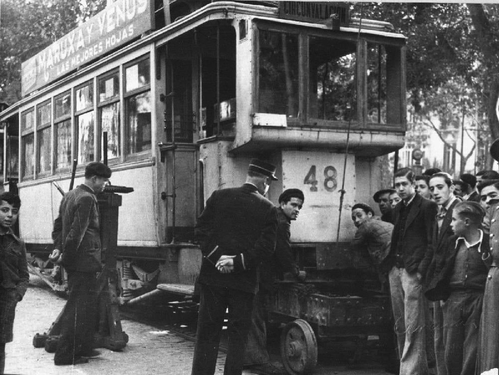 Tranvía nº 48 averiado en la Alameda. En primer término el carretón para remolque.1950. Archivo Francisco Arias