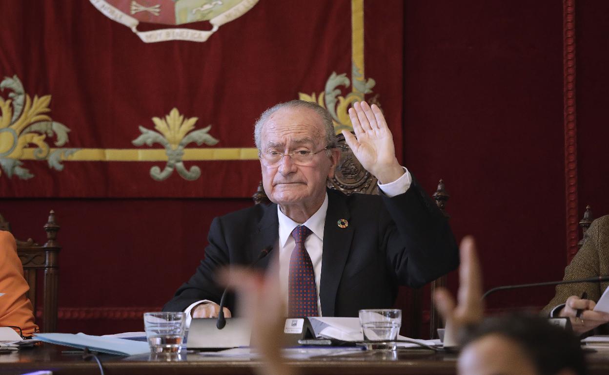 De la Torre, en el pleno, en la presidencia.