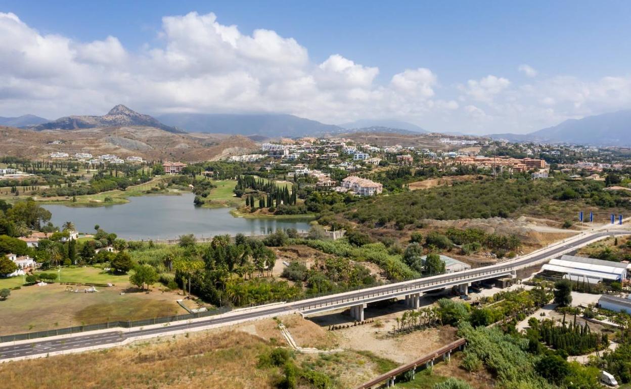 XImagen del nuevo puente y pasarela peatonal que une las zonas de Cancelada y Bel-Air, en el extrarradio de Estepona. 