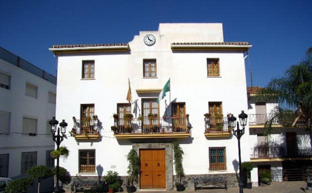 Vista de la fachada del Ayuntamiento de Guaro.