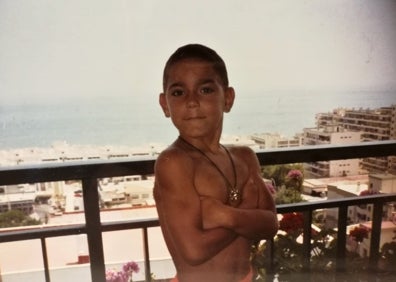 Imagen secundaria 1 - Arriba, y en el centro de la imagen, Quintero en la Gala de las Artes Marciales, en Carranque. Sobre estas líneas, de pequeño en el balcón de su domicilio, cerca de La Carihuela, en Torremolinos y, a la derecha, el día de su boda, en el verano de 2019, con Casandra Busto en Gijón. 
