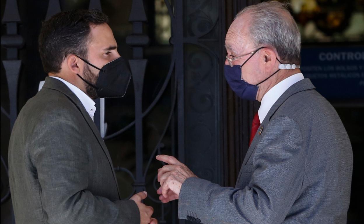 Pérez y De la Torre, ayer en la puerta del Ayuntamiento. 