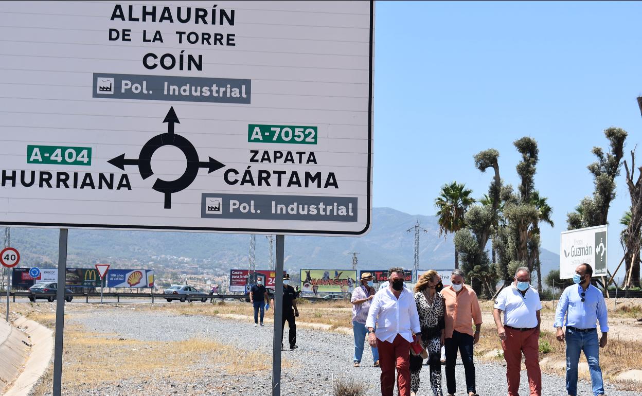 Bendodo, en su visita a Alhaurín junto a España, Cortés y Villanova.