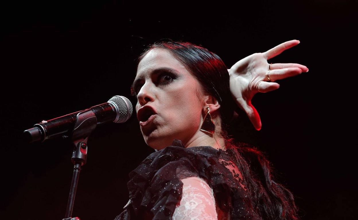 Espontaneidad cómica y folclórica, el encanto del directo de María Peláe