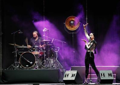 Imagen secundaria 1 - Espontaneidad cómica y folclórica, el encanto del directo de María Peláe